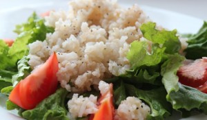 Постный коричневый рис с белым рисом и томатами