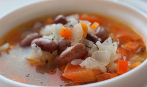 Постный суп из риса, фасоли и сладкого красного перца