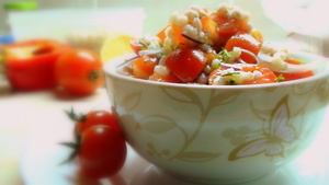 Постный салат с помидорами, перловой крупой и лимонной заправкой